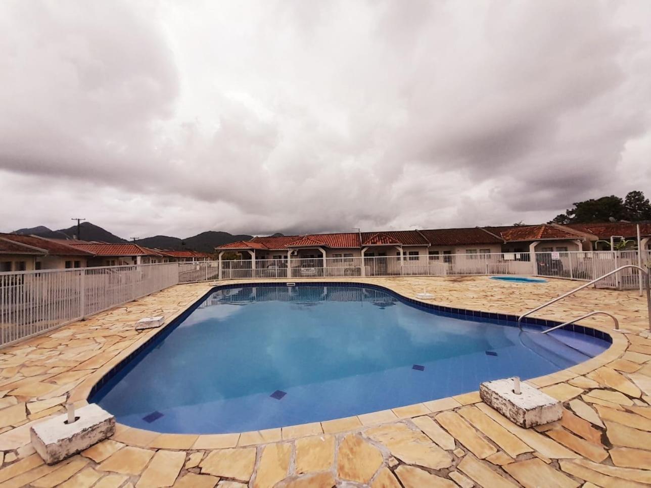 Casa Em Condominio, Com Piscina, Parquinho Infantil, Internet 500mb, Ideal Familia, Garagem 2 Carros, Com 2 Quartos Sendo 1 Suite, Com Smart Tv, 400m Da *
