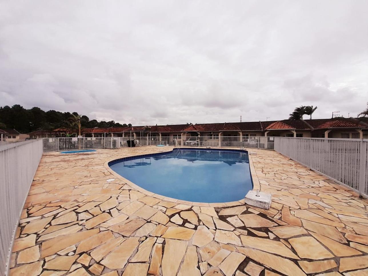 Casa Em Condominio, Com Piscina, Parquinho Infantil, Internet 500mb, Ideal Familia, Garagem 2 Carros, Com 2 Quartos Sendo 1 Suite, Com Smart Tv, 400m Da