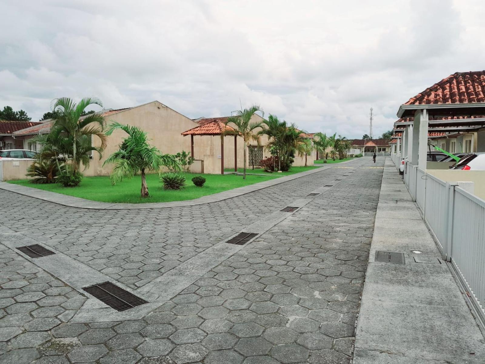Casa Em Condominio, Com Piscina, Parquinho Infantil, Internet 500mb, Ideal Familia, Garagem 2 Carros, Com 2 Quartos Sendo 1 Suite, Com Smart Tv, 400m Da Matinhos