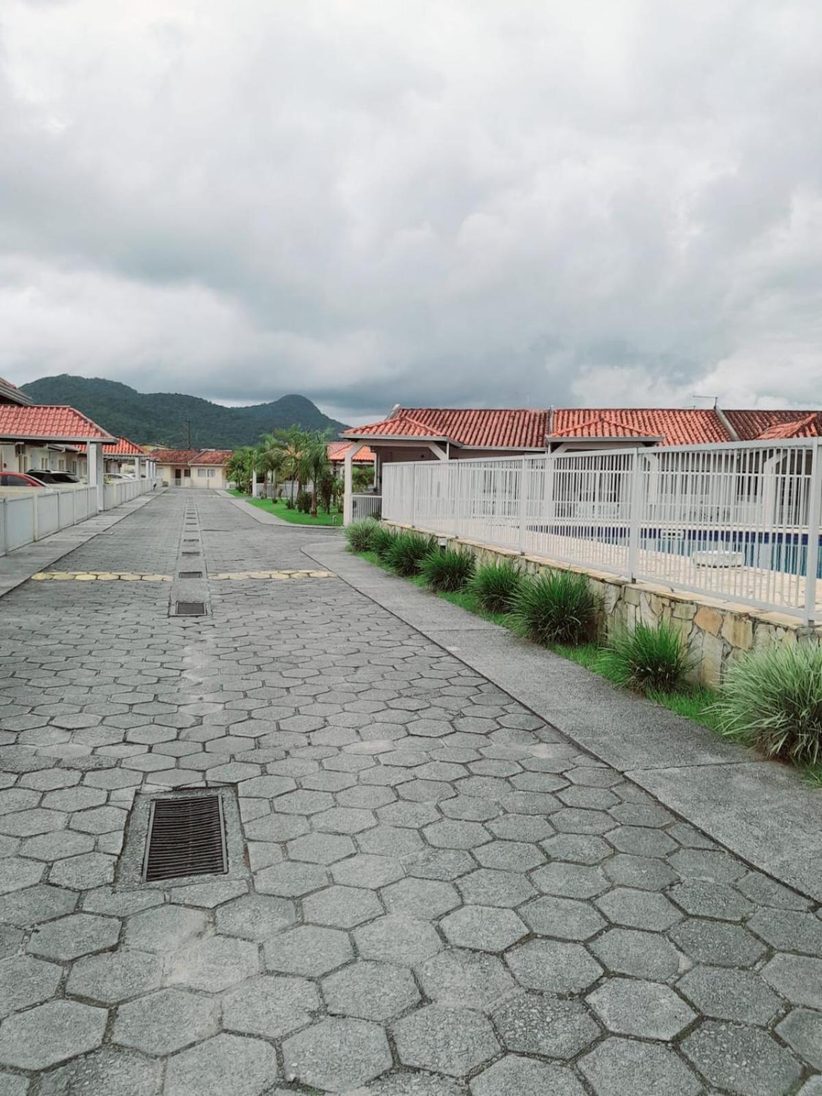 Casa Em Condominio, Com Piscina, Parquinho Infantil, Internet 500mb, Ideal Familia, Garagem 2 Carros, Com 2 Quartos Sendo 1 Suite, Com Smart Tv, 400m Da *