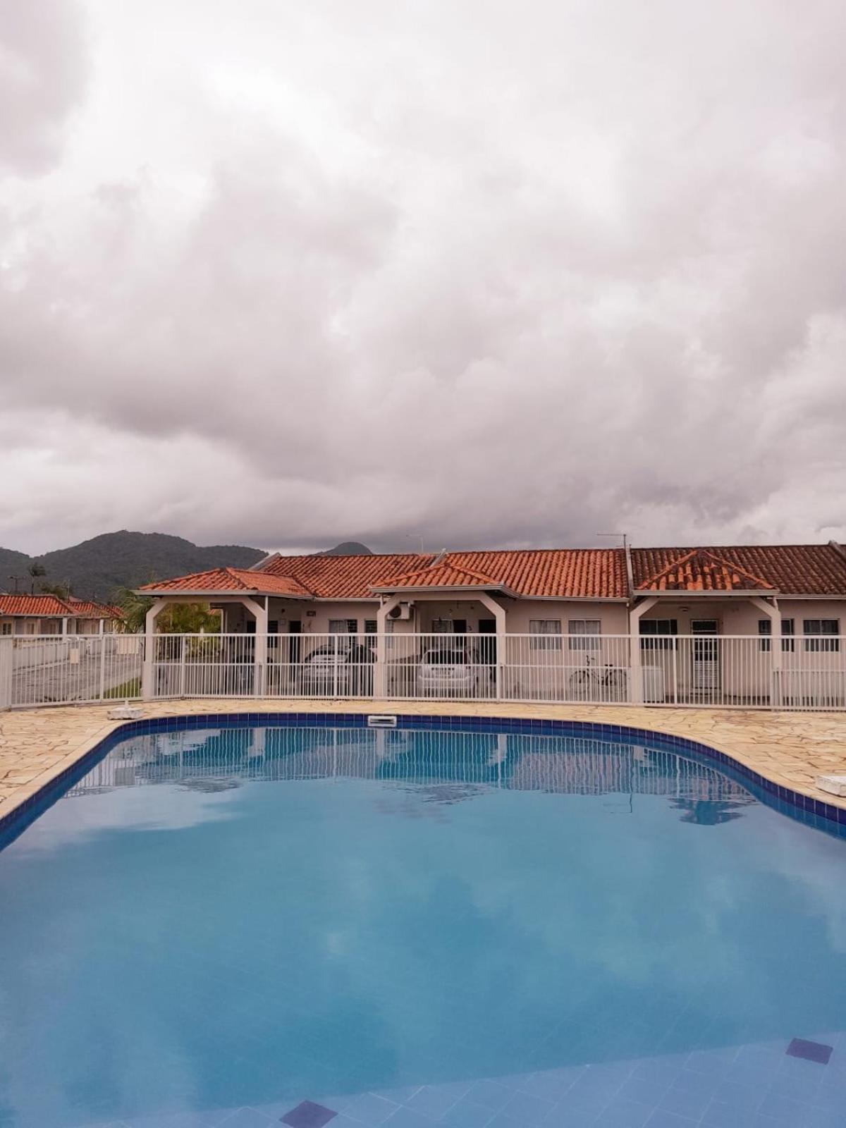 Casa Em Condominio, Com Piscina, Parquinho Infantil, Internet 500mb, Ideal Familia, Garagem 2 Carros, Com 2 Quartos Sendo 1 Suite, Com Smart Tv, 400m Da *